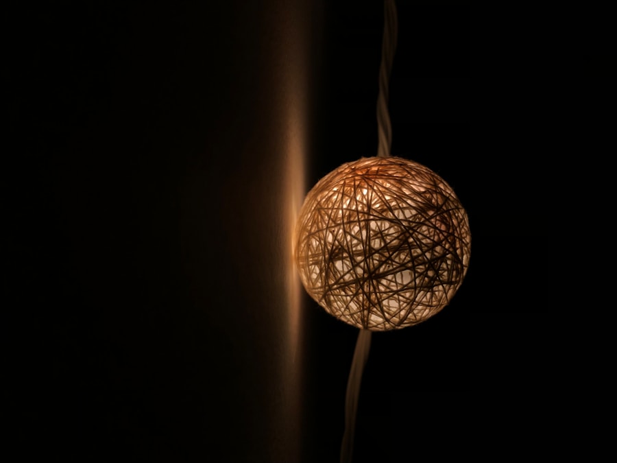 Stijlvolle rieten bolvormige wandlamp voor naast het bed