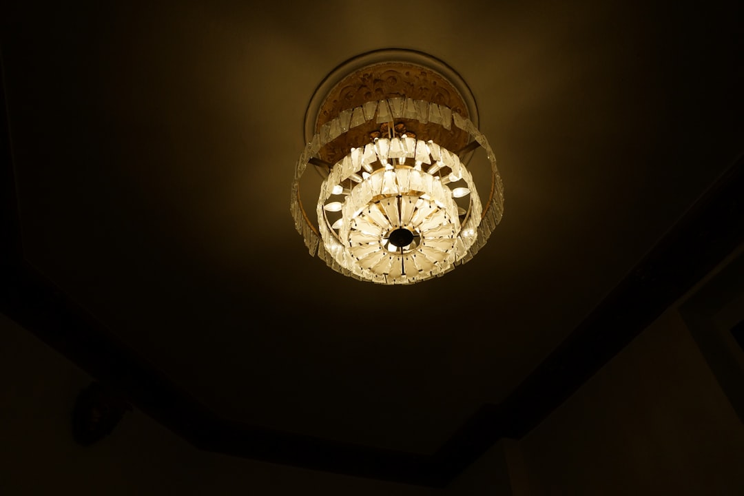 Prachtige kristallen plafondlamp voor een creatieve sfeer
