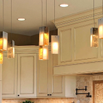 Stijlvolle verlichting met gepolijste chromen wandarmatuur