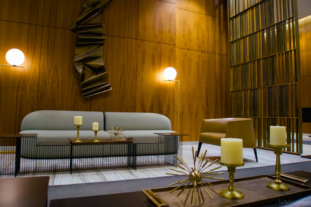 Antieke messing tafelverlichting: een tijdloze toevoeging