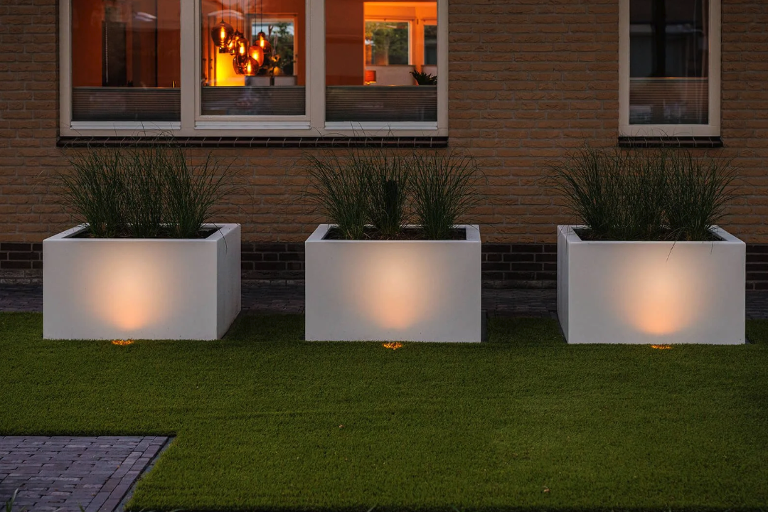 Moderne buitenverlichting voor een sfeervolle achtertuin met acrylverf